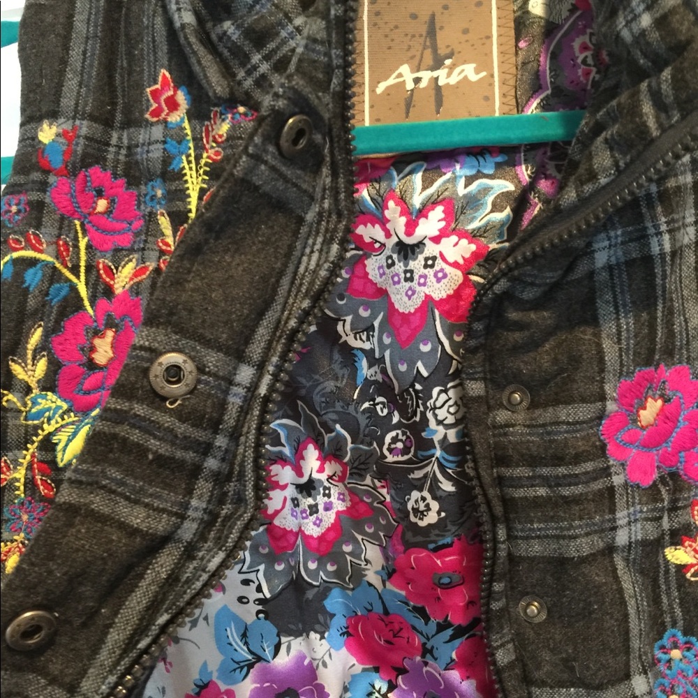 Embroidered vest - Picture 4 of 4